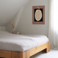 Atelier Cph(アトリエ・シーピーエイチ)は、デンマーク・コペンハーゲンを拠点とするデザインスタジオ兼アートブランドです。ミニマルで構築的なビジュアルを特徴とし、抽象アートやコラージュを中心としたアートポスターを多数手がけています。北欧デザインらしい洗練された感性とバランスの取れた構成美が魅力で、リビング、寝室、書斎、オフィスなど、あらゆる空間に調和と静けさをもたらします。幾何学的なモチーフを用いたアートは、ギャラリーウォールやモダンインテリアのアクセントにも最適。高品質な紙と印刷による仕上がりで、インテリアとしての完成度も高く評価されています。北欧アートポスター、現代アート、ミニマルデザイン、韓国インテリアなど、幅広いスタイルにマッチするスタイリッシュなアートを探している方におすすめです。