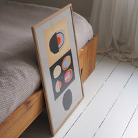 Atelier Cph(アトリエ・シーピーエイチ)は、デンマーク・コペンハーゲンを拠点とするデザインスタジオ兼アートブランドです。ミニマルで構築的なビジュアルを特徴とし、抽象アートやコラージュを中心としたアートポスターを多数手がけています。北欧デザインらしい洗練された感性とバランスの取れた構成美が魅力で、リビング、寝室、書斎、オフィスなど、あらゆる空間に調和と静けさをもたらします。幾何学的なモチーフを用いたアートは、ギャラリーウォールやモダンインテリアのアクセントにも最適。高品質な紙と印刷による仕上がりで、インテリアとしての完成度も高く評価されています。北欧アートポスター、現代アート、ミニマルデザイン、韓国インテリアなど、幅広いスタイルにマッチするスタイリッシュなアートを探している方におすすめです。