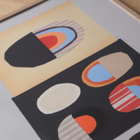 Atelier Cph(アトリエ・シーピーエイチ)は、デンマーク・コペンハーゲンを拠点とするデザインスタジオ兼アートブランドです。ミニマルで構築的なビジュアルを特徴とし、抽象アートやコラージュを中心としたアートポスターを多数手がけています。北欧デザインらしい洗練された感性とバランスの取れた構成美が魅力で、リビング、寝室、書斎、オフィスなど、あらゆる空間に調和と静けさをもたらします。幾何学的なモチーフを用いたアートは、ギャラリーウォールやモダンインテリアのアクセントにも最適。高品質な紙と印刷による仕上がりで、インテリアとしての完成度も高く評価されています。北欧アートポスター、現代アート、ミニマルデザイン、韓国インテリアなど、幅広いスタイルにマッチするスタイリッシュなアートを探している方におすすめです。