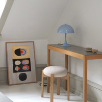 Atelier Cph(アトリエ・シーピーエイチ)は、デンマーク・コペンハーゲンを拠点とするデザインスタジオ兼アートブランドです。ミニマルで構築的なビジュアルを特徴とし、抽象アートやコラージュを中心としたアートポスターを多数手がけています。北欧デザインらしい洗練された感性とバランスの取れた構成美が魅力で、リビング、寝室、書斎、オフィスなど、あらゆる空間に調和と静けさをもたらします。幾何学的なモチーフを用いたアートは、ギャラリーウォールやモダンインテリアのアクセントにも最適。高品質な紙と印刷による仕上がりで、インテリアとしての完成度も高く評価されています。北欧アートポスター、現代アート、ミニマルデザイン、韓国インテリアなど、幅広いスタイルにマッチするスタイリッシュなアートを探している方におすすめです。
