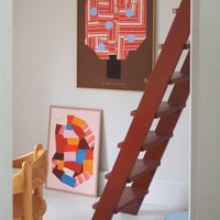 Atelier Cph(アトリエ・シーピーエイチ)は、デンマーク・コペンハーゲンを拠点とするデザインスタジオ兼アートブランドです。ミニマルで構築的なビジュアルを特徴とし、抽象アートやコラージュを中心としたアートポスターを多数手がけています。北欧デザインらしい洗練された感性とバランスの取れた構成美が魅力で、リビング、寝室、書斎、オフィスなど、あらゆる空間に調和と静けさをもたらします。幾何学的なモチーフを用いたアートは、ギャラリーウォールやモダンインテリアのアクセントにも最適。高品質な紙と印刷による仕上がりで、インテリアとしての完成度も高く評価されています。北欧アートポスター、現代アート、ミニマルデザイン、韓国インテリアなど、幅広いスタイルにマッチするスタイリッシュなアートを探している方におすすめです。