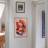 Atelier Cph(アトリエ・シーピーエイチ)は、デンマーク・コペンハーゲンを拠点とするデザインスタジオ兼アートブランドです。ミニマルで構築的なビジュアルを特徴とし、抽象アートやコラージュを中心としたアートポスターを多数手がけています。北欧デザインらしい洗練された感性とバランスの取れた構成美が魅力で、リビング、寝室、書斎、オフィスなど、あらゆる空間に調和と静けさをもたらします。幾何学的なモチーフを用いたアートは、ギャラリーウォールやモダンインテリアのアクセントにも最適。高品質な紙と印刷による仕上がりで、インテリアとしての完成度も高く評価されています。北欧アートポスター、現代アート、ミニマルデザイン、韓国インテリアなど、幅広いスタイルにマッチするスタイリッシュなアートを探している方におすすめです。