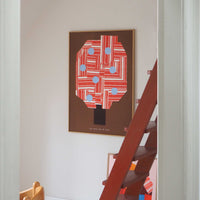 Atelier Cph(アトリエ・シーピーエイチ)は、デンマーク・コペンハーゲンを拠点とするデザインスタジオ兼アートブランドです。ミニマルで構築的なビジュアルを特徴とし、抽象アートやコラージュを中心としたアートポスターを多数手がけています。北欧デザインらしい洗練された感性とバランスの取れた構成美が魅力で、リビング、寝室、書斎、オフィスなど、あらゆる空間に調和と静けさをもたらします。幾何学的なモチーフを用いたアートは、ギャラリーウォールやモダンインテリアのアクセントにも最適。高品質な紙と印刷による仕上がりで、インテリアとしての完成度も高く評価されています。北欧アートポスター、現代アート、ミニマルデザイン、韓国インテリアなど、幅広いスタイルにマッチするスタイリッシュなアートを探している方におすすめです。