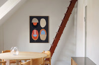 Atelier Cph(アトリエ・シーピーエイチ)は、デンマーク・コペンハーゲンを拠点とするデザインスタジオ兼アートブランドです。ミニマルで構築的なビジュアルを特徴とし、抽象アートやコラージュを中心としたアートポスターを多数手がけています。北欧デザインらしい洗練された感性とバランスの取れた構成美が魅力で、リビング、寝室、書斎、オフィスなど、あらゆる空間に調和と静けさをもたらします。幾何学的なモチーフを用いたアートは、ギャラリーウォールやモダンインテリアのアクセントにも最適。高品質な紙と印刷による仕上がりで、インテリアとしての完成度も高く評価されています。北欧アートポスター、現代アート、ミニマルデザイン、韓国インテリアなど、幅広いスタイルにマッチするスタイリッシュなアートを探している方におすすめです。