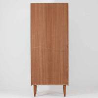 デンマークのHorsens Mobelfabrik社によるディスプレイシェルフは、温かみあるチーク材を使用した端正な佇まいが魅力の一台です。上段には可動棚が4枚備わっており、書籍やオブジェなどのディスプレイに最適です。下段は観音開きの収納扉付きで、見せる収納と隠す収納を両立。すっきりとした脚部構造と洗練された金属取手がアクセントとなり、北欧らしい実用性と美しさを兼ね備えたビンテージ家具です。