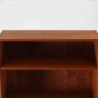 デンマークのHorsens Mobelfabrik社によるディスプレイシェルフは、温かみあるチーク材を使用した端正な佇まいが魅力の一台です。上段には可動棚が4枚備わっており、書籍やオブジェなどのディスプレイに最適です。下段は観音開きの収納扉付きで、見せる収納と隠す収納を両立。すっきりとした脚部構造と洗練された金属取手がアクセントとなり、北欧らしい実用性と美しさを兼ね備えたビンテージ家具です。