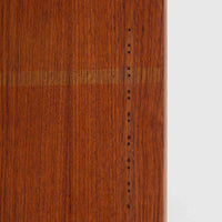 デンマークのHorsens Mobelfabrik社によるディスプレイシェルフは、温かみあるチーク材を使用した端正な佇まいが魅力の一台です。上段には可動棚が4枚備わっており、書籍やオブジェなどのディスプレイに最適です。下段は観音開きの収納扉付きで、見せる収納と隠す収納を両立。すっきりとした脚部構造と洗練された金属取手がアクセントとなり、北欧らしい実用性と美しさを兼ね備えたビンテージ家具です。