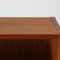 デンマークのHorsens Mobelfabrik社によるディスプレイシェルフは、温かみあるチーク材を使用した端正な佇まいが魅力の一台です。上段には可動棚が4枚備わっており、書籍やオブジェなどのディスプレイに最適です。下段は観音開きの収納扉付きで、見せる収納と隠す収納を両立。すっきりとした脚部構造と洗練された金属取手がアクセントとなり、北欧らしい実用性と美しさを兼ね備えたビンテージ家具です。