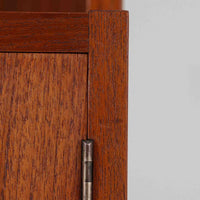 デンマークのHorsens Mobelfabrik社によるディスプレイシェルフは、温かみあるチーク材を使用した端正な佇まいが魅力の一台です。上段には可動棚が4枚備わっており、書籍やオブジェなどのディスプレイに最適です。下段は観音開きの収納扉付きで、見せる収納と隠す収納を両立。すっきりとした脚部構造と洗練された金属取手がアクセントとなり、北欧らしい実用性と美しさを兼ね備えたビンテージ家具です。