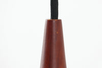 1963年にJo Hammerborgによってデザインされた名作照明オリエントが、2013年にFritz Hansen社によって復刻されました。シェードは木製の型を使って手作業でつくられており、工業品にはない滑かなラインが表現されています。こちらは復刻モデルで使用感も少なく綺麗な状態です。コードの長さ調整が可能なオリジナルのシーリングカバーが付属します。