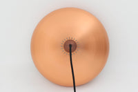 1963年にJo Hammerborgによってデザインされた名作照明オリエントが、2013年にFritz Hansen社によって復刻されました。シェードは木製の型を使って手作業でつくられており、工業品にはない滑かなラインが表現されています。こちらは復刻モデルで使用感も少なく綺麗な状態です。コードの長さ調整が可能なオリジナルのシーリングカバーが付属します。