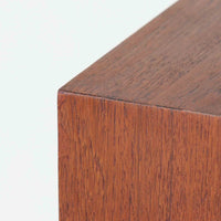 ヨハネス・ソースがデザインしNexo Mobelfabrik社により製造されたデンマーク製の6段チェストは、上質なチーク材の美しい木目と緩やかにカーブした木製ハンドルが魅力で、内部には小分けされた仕切りも備えた実用性の高い設計が特徴です。ビンテージならではの温もりと職人技が感じられる逸品で、寝室やリビングの収納家具として空間に品格を添えてくれます。