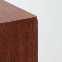 ヨハネス・ソースがデザインしNexo Mobelfabrik社により製造されたデンマーク製の6段チェストは、上質なチーク材の美しい木目と緩やかにカーブした木製ハンドルが魅力で、内部には小分けされた仕切りも備えた実用性の高い設計が特徴です。ビンテージならではの温もりと職人技が感じられる逸品で、寝室やリビングの収納家具として空間に品格を添えてくれます。