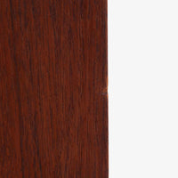 ヨハネス・ソースがデザインしNexo Mobelfabrik社により製造されたデンマーク製の6段チェストは、上質なチーク材の美しい木目と緩やかにカーブした木製ハンドルが魅力で、内部には小分けされた仕切りも備えた実用性の高い設計が特徴です。ビンテージならではの温もりと職人技が感じられる逸品で、寝室やリビングの収納家具として空間に品格を添えてくれます。