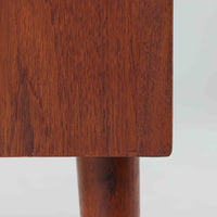 ヨハネス・ソースがデザインしNexo Mobelfabrik社により製造されたデンマーク製の6段チェストは、上質なチーク材の美しい木目と緩やかにカーブした木製ハンドルが魅力で、内部には小分けされた仕切りも備えた実用性の高い設計が特徴です。ビンテージならではの温もりと職人技が感じられる逸品で、寝室やリビングの収納家具として空間に品格を添えてくれます。