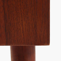 ヨハネス・ソースがデザインしNexo Mobelfabrik社により製造されたデンマーク製の6段チェストは、上質なチーク材の美しい木目と緩やかにカーブした木製ハンドルが魅力で、内部には小分けされた仕切りも備えた実用性の高い設計が特徴です。ビンテージならではの温もりと職人技が感じられる逸品で、寝室やリビングの収納家具として空間に品格を添えてくれます。