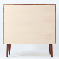 ヨハネス・ソースがデザインしNexo Mobelfabrik社により製造されたデンマーク製の6段チェストは、上質なチーク材の美しい木目と緩やかにカーブした木製ハンドルが魅力で、内部には小分けされた仕切りも備えた実用性の高い設計が特徴です。ビンテージならではの温もりと職人技が感じられる逸品で、寝室やリビングの収納家具として空間に品格を添えてくれます。