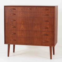 ヨハネス・ソースがデザインしNexo Mobelfabrik社により製造されたデンマーク製の6段チェストは、上質なチーク材の美しい木目と緩やかにカーブした木製ハンドルが魅力で、内部には小分けされた仕切りも備えた実用性の高い設計が特徴です。ビンテージならではの温もりと職人技が感じられる逸品で、寝室やリビングの収納家具として空間に品格を添えてくれます。