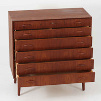 ヨハネス・ソースがデザインしNexo Mobelfabrik社により製造されたデンマーク製の6段チェストは、上質なチーク材の美しい木目と緩やかにカーブした木製ハンドルが魅力で、内部には小分けされた仕切りも備えた実用性の高い設計が特徴です。ビンテージならではの温もりと職人技が感じられる逸品で、寝室やリビングの収納家具として空間に品格を添えてくれます。