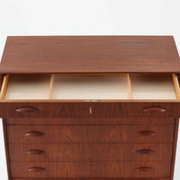 ヨハネス・ソースがデザインしNexo Mobelfabrik社により製造されたデンマーク製の6段チェストは、上質なチーク材の美しい木目と緩やかにカーブした木製ハンドルが魅力で、内部には小分けされた仕切りも備えた実用性の高い設計が特徴です。ビンテージならではの温もりと職人技が感じられる逸品で、寝室やリビングの収納家具として空間に品格を添えてくれます。