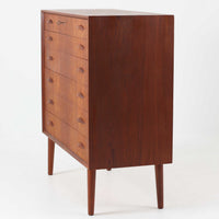 ヨハネス・ソースがデザインしNexo Mobelfabrik社により製造されたデンマーク製の6段チェストは、上質なチーク材の美しい木目と緩やかにカーブした木製ハンドルが魅力で、内部には小分けされた仕切りも備えた実用性の高い設計が特徴です。ビンテージならではの温もりと職人技が感じられる逸品で、寝室やリビングの収納家具として空間に品格を添えてくれます。