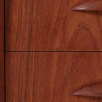 ヨハネス・ソースがデザインしNexo Mobelfabrik社により製造されたデンマーク製の6段チェストは、上質なチーク材の美しい木目と緩やかにカーブした木製ハンドルが魅力で、内部には小分けされた仕切りも備えた実用性の高い設計が特徴です。ビンテージならではの温もりと職人技が感じられる逸品で、寝室やリビングの収納家具として空間に品格を添えてくれます。