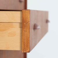 ヨハネス・ソースがデザインしNexo Mobelfabrik社により製造されたデンマーク製の6段チェストは、上質なチーク材の美しい木目と緩やかにカーブした木製ハンドルが魅力で、内部には小分けされた仕切りも備えた実用性の高い設計が特徴です。ビンテージならではの温もりと職人技が感じられる逸品で、寝室やリビングの収納家具として空間に品格を添えてくれます。