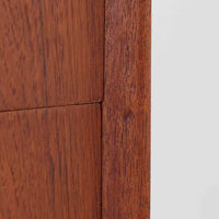 ヨハネス・ソースがデザインしNexo Mobelfabrik社により製造されたデンマーク製の6段チェストは、上質なチーク材の美しい木目と緩やかにカーブした木製ハンドルが魅力で、内部には小分けされた仕切りも備えた実用性の高い設計が特徴です。ビンテージならではの温もりと職人技が感じられる逸品で、寝室やリビングの収納家具として空間に品格を添えてくれます。