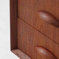 ヨハネス・ソースがデザインしNexo Mobelfabrik社により製造されたデンマーク製の6段チェストは、上質なチーク材の美しい木目と緩やかにカーブした木製ハンドルが魅力で、内部には小分けされた仕切りも備えた実用性の高い設計が特徴です。ビンテージならではの温もりと職人技が感じられる逸品で、寝室やリビングの収納家具として空間に品格を添えてくれます。