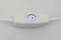 北欧より買い付けました。michael Bangを代表する「mandarin」の中で珍しい壁掛けタイプです。2展開のサイズ展開があった様ですが、こちらは大きいサイズの物。乳白色ガラスならではの優しい光が魅力的です。本製品には、取り付け部の下側にカバーがあるタイプとないタイプがありますが、こちらはアルミ部分に穴が開いており、そこをコードが通るデザインで、アルミにカバーがないタイプです。