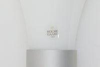 北欧より買い付けました。michael Bangを代表する「mandarin」の中で珍しい壁掛けタイプです。2展開のサイズ展開があった様ですが、こちらは大きいサイズの物。乳白色ガラスならではの優しい光が魅力的です。本製品には、取り付け部の下側にカバーがあるタイプとないタイプがありますが、こちらはアルミ部分に穴が開いており、そこをコードが通るデザインで、アルミにカバーがないタイプです。