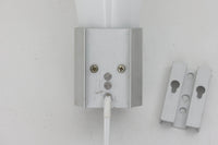 北欧より買い付けました。michael Bangを代表する「mandarin」の中で珍しい壁掛けタイプです。2展開のサイズ展開があった様ですが、こちらは大きいサイズの物。乳白色ガラスならではの優しい光が魅力的です。本製品には、取り付け部の下側にカバーがあるタイプとないタイプがありますが、こちらはアルミ部分に穴が開いており、そこをコードが通るデザインで、アルミにカバーがないタイプです。