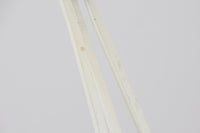 デンマークより買い付けたLouis Poulsen社製のデスクランプです。現行品では販売されていない希少なモデルで、シンプルながら機能的なデザインが特徴です。クランプタイプのため、置く場所を選ばず使用可能。最大板厚5cmまでの場所に取り付けることができるため、デスクやテーブルにしっかり固定してお使いいただけます。アーム部分は可動式で、光の角度を自由に調整できる設計になっており、デスクワークや読書、細かい作業にも最適です。ビンテージ品ならではの風合いが魅力的で、使い込まれたスチールの質感が独特の味わいを醸し出しています。