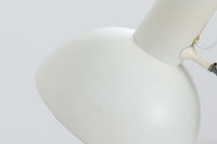 デンマークより買い付けたLouis Poulsen社製のデスクランプです。現行品では販売されていない希少なモデルで、シンプルながら機能的なデザインが特徴です。クランプタイプのため、置く場所を選ばず使用可能。最大板厚5cmまでの場所に取り付けることができるため、デスクやテーブルにしっかり固定してお使いいただけます。アーム部分は可動式で、光の角度を自由に調整できる設計になっており、デスクワークや読書、細かい作業にも最適です。ビンテージ品ならではの風合いが魅力的で、使い込まれたスチールの質感が独特の味わいを醸し出しています。