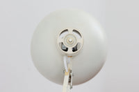 デンマークより買い付けたLouis Poulsen社製のデスクランプです。現行品では販売されていない希少なモデルで、シンプルながら機能的なデザインが特徴です。クランプタイプのため、置く場所を選ばず使用可能。最大板厚5cmまでの場所に取り付けることができるため、デスクやテーブルにしっかり固定してお使いいただけます。アーム部分は可動式で、光の角度を自由に調整できる設計になっており、デスクワークや読書、細かい作業にも最適です。ビンテージ品ならではの風合いが魅力的で、使い込まれたスチールの質感が独特の味わいを醸し出しています。