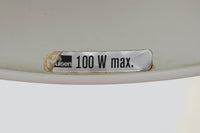 デンマークより買い付けたLouis Poulsen社製のデスクランプです。現行品では販売されていない希少なモデルで、シンプルながら機能的なデザインが特徴です。クランプタイプのため、置く場所を選ばず使用可能。最大板厚5cmまでの場所に取り付けることができるため、デスクやテーブルにしっかり固定してお使いいただけます。アーム部分は可動式で、光の角度を自由に調整できる設計になっており、デスクワークや読書、細かい作業にも最適です。ビンテージ品ならではの風合いが魅力的で、使い込まれたスチールの質感が独特の味わいを醸し出しています。