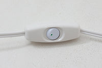 デンマークより買い付けたLouis Poulsen社製のデスクランプです。現行品では販売されていない希少なモデルで、シンプルながら機能的なデザインが特徴です。クランプタイプのため、置く場所を選ばず使用可能。最大板厚5cmまでの場所に取り付けることができるため、デスクやテーブルにしっかり固定してお使いいただけます。アーム部分は可動式で、光の角度を自由に調整できる設計になっており、デスクワークや読書、細かい作業にも最適です。ビンテージ品ならではの風合いが魅力的で、使い込まれたスチールの質感が独特の味わいを醸し出しています。