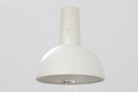 デンマークより買い付けたLouis Poulsen社製のデスクランプです。現行品では販売されていない希少なモデルで、シンプルながら機能的なデザインが特徴です。クランプタイプのため、置く場所を選ばず使用可能。最大板厚5cmまでの場所に取り付けることができるため、デスクやテーブルにしっかり固定してお使いいただけます。アーム部分は可動式で、光の角度を自由に調整できる設計になっており、デスクワークや読書、細かい作業にも最適です。ビンテージ品ならではの風合いが魅力的で、使い込まれたスチールの質感が独特の味わいを醸し出しています。