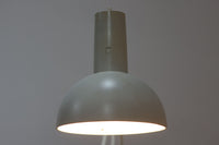 デンマークより買い付けたLouis Poulsen社製のデスクランプです。現行品では販売されていない希少なモデルで、シンプルながら機能的なデザインが特徴です。クランプタイプのため、置く場所を選ばず使用可能。最大板厚5cmまでの場所に取り付けることができるため、デスクやテーブルにしっかり固定してお使いいただけます。アーム部分は可動式で、光の角度を自由に調整できる設計になっており、デスクワークや読書、細かい作業にも最適です。ビンテージ品ならではの風合いが魅力的で、使い込まれたスチールの質感が独特の味わいを醸し出しています。