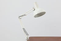 デンマークより買い付けたLouis Poulsen社製のデスクランプです。現行品では販売されていない希少なモデルで、シンプルながら機能的なデザインが特徴です。クランプタイプのため、置く場所を選ばず使用可能。最大板厚5cmまでの場所に取り付けることができるため、デスクやテーブルにしっかり固定してお使いいただけます。アーム部分は可動式で、光の角度を自由に調整できる設計になっており、デスクワークや読書、細かい作業にも最適です。ビンテージ品ならではの風合いが魅力的で、使い込まれたスチールの質感が独特の味わいを醸し出しています。
