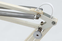 デンマークより買い付けたLouis Poulsen社製のデスクランプです。現行品では販売されていない希少なモデルで、シンプルながら機能的なデザインが特徴です。クランプタイプのため、置く場所を選ばず使用可能。最大板厚5cmまでの場所に取り付けることができるため、デスクやテーブルにしっかり固定してお使いいただけます。アーム部分は可動式で、光の角度を自由に調整できる設計になっており、デスクワークや読書、細かい作業にも最適です。ビンテージ品ならではの風合いが魅力的で、使い込まれたスチールの質感が独特の味わいを醸し出しています。