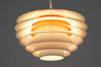 デンマークより買い付けた、Svend middelboe(スヴェン・ミデルボー)デザインの「Velona(ヴェローナ)」です。角度の異なる複数のシェードが、見た目だけでなく美しい光のグラデーションを演出します。北欧照明を代表するデザインで、2020年にLYFAによって復刻されましたが、こちらはNordisk Solar社で生産された希少な当時のモデルで、中心部がオレンジ色に塗装されています。現行品は内部が白色塗装となっており、現行品の定価はレートにより変動しますが、おおよそ20〜25万円程度です