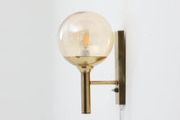 こちらは、Sven mejlstromによってデザインされた1960年代のウォールランプです。Sven mejlstromは、ノルウェーの照明デザイナーとして知られ、シンプルで機能的な美しさを追求したデザインを手掛けました。このランプは、真鍮とクリアガラスを組み合わせた美しいデザインが特徴で、ビンテージ品ならではの風合いが感じられます。大きなボール状のガラスシェードは光を柔らかく拡散し、空間に温かみと上品さを加えます。経年変化による真鍮部分の風合いも、時間を経た美しさを感じさせる魅力的な要素です。シンプルでありながらも印象的なこのウォールランプは、どんなインテリアにも調和し、エレガントなアクセントを与えてくれる一品です。