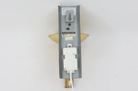 こちらは、Sven mejlstromによってデザインされた1960年代のウォールランプです。Sven mejlstromは、ノルウェーの照明デザイナーとして知られ、シンプルで機能的な美しさを追求したデザインを手掛けました。このランプは、真鍮とクリアガラスを組み合わせた美しいデザインが特徴で、ビンテージ品ならではの風合いが感じられます。大きなボール状のガラスシェードは光を柔らかく拡散し、空間に温かみと上品さを加えます。経年変化による真鍮部分の風合いも、時間を経た美しさを感じさせる魅力的な要素です。シンプルでありながらも印象的なこのウォールランプは、どんなインテリアにも調和し、エレガントなアクセントを与えてくれる一品です。