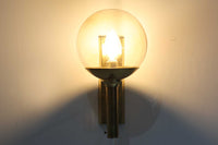 こちらは、Sven mejlstromによってデザインされた1960年代のウォールランプです。Sven mejlstromは、ノルウェーの照明デザイナーとして知られ、シンプルで機能的な美しさを追求したデザインを手掛けました。このランプは、真鍮とクリアガラスを組み合わせた美しいデザインが特徴で、ビンテージ品ならではの風合いが感じられます。大きなボール状のガラスシェードは光を柔らかく拡散し、空間に温かみと上品さを加えます。経年変化による真鍮部分の風合いも、時間を経た美しさを感じさせる魅力的な要素です。シンプルでありながらも印象的なこのウォールランプは、どんなインテリアにも調和し、エレガントなアクセントを与えてくれる一品です。