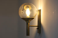 こちらは、Sven mejlstromによってデザインされた1960年代のウォールランプです。Sven mejlstromは、ノルウェーの照明デザイナーとして知られ、シンプルで機能的な美しさを追求したデザインを手掛けました。このランプは、真鍮とクリアガラスを組み合わせた美しいデザインが特徴で、ビンテージ品ならではの風合いが感じられます。大きなボール状のガラスシェードは光を柔らかく拡散し、空間に温かみと上品さを加えます。経年変化による真鍮部分の風合いも、時間を経た美しさを感じさせる魅力的な要素です。シンプルでありながらも印象的なこのウォールランプは、どんなインテリアにも調和し、エレガントなアクセントを与えてくれる一品です。