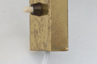 こちらは、Sven mejlstromによってデザインされた1960年代のウォールランプです。Sven mejlstromは、ノルウェーの照明デザイナーとして知られ、シンプルで機能的な美しさを追求したデザインを手掛けました。このランプは、真鍮とクリアガラスを組み合わせた美しいデザインが特徴で、ビンテージ品ならではの風合いが感じられます。大きなボール状のガラスシェードは光を柔らかく拡散し、空間に温かみと上品さを加えます。経年変化による真鍮部分の風合いも、時間を経た美しさを感じさせる魅力的な要素です。シンプルでありながらも印象的なこのウォールランプは、どんなインテリアにも調和し、エレガントなアクセントを与えてくれる一品です。