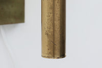 こちらは、Sven mejlstromによってデザインされた1960年代のウォールランプです。Sven mejlstromは、ノルウェーの照明デザイナーとして知られ、シンプルで機能的な美しさを追求したデザインを手掛けました。このランプは、真鍮とクリアガラスを組み合わせた美しいデザインが特徴で、ビンテージ品ならではの風合いが感じられます。大きなボール状のガラスシェードは光を柔らかく拡散し、空間に温かみと上品さを加えます。経年変化による真鍮部分の風合いも、時間を経た美しさを感じさせる魅力的な要素です。シンプルでありながらも印象的なこのウォールランプは、どんなインテリアにも調和し、エレガントなアクセントを与えてくれる一品です。