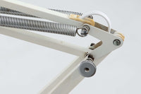 デンマークより買い付けたLouis Poulsen社製のデスクランプです。現行品では販売されていない希少なモデルで、シンプルながら機能的なデザインが特徴です。クランプタイプのため、置く場所を選ばず使用可能。最大板厚5cmまでの場所に取り付けることができるため、デスクやテーブルにしっかり固定してお使いいただけます。アーム部分は可動式で、光の角度を自由に調整できる設計になっており、デスクワークや読書、細かい作業にも最適です。ビンテージ品ならではの風合いが魅力的で、使い込まれたスチールの質感が独特の味わいを醸し出しています。