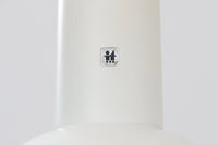 デンマークより買い付けたLouis Poulsen社製のデスクランプです。現行品では販売されていない希少なモデルで、シンプルながら機能的なデザインが特徴です。クランプタイプのため、置く場所を選ばず使用可能。最大板厚5cmまでの場所に取り付けることができるため、デスクやテーブルにしっかり固定してお使いいただけます。アーム部分は可動式で、光の角度を自由に調整できる設計になっており、デスクワークや読書、細かい作業にも最適です。ビンテージ品ならではの風合いが魅力的で、使い込まれたスチールの質感が独特の味わいを醸し出しています。